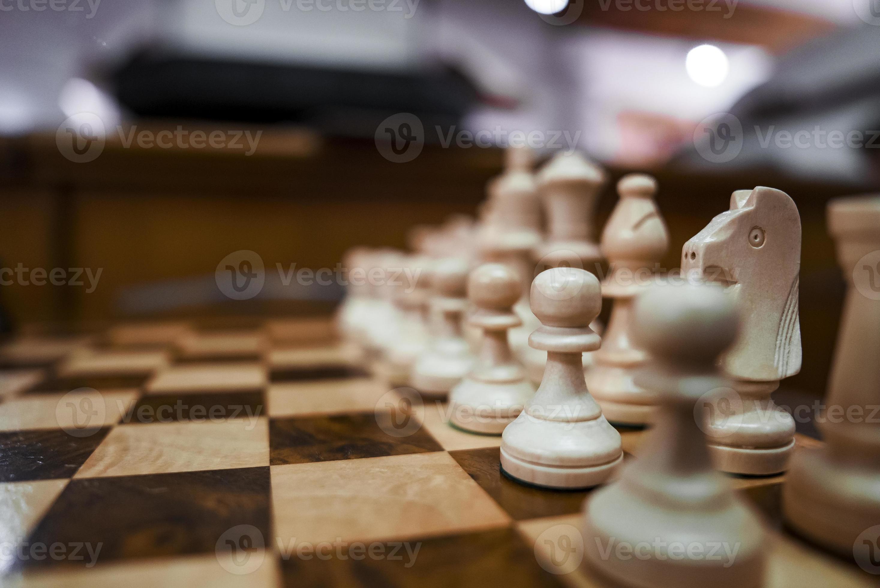 branco de madeira xadrez peças arranjado em tabuleiro de xadrez dentro hotel  21200910 Foto de stock no Vecteezy